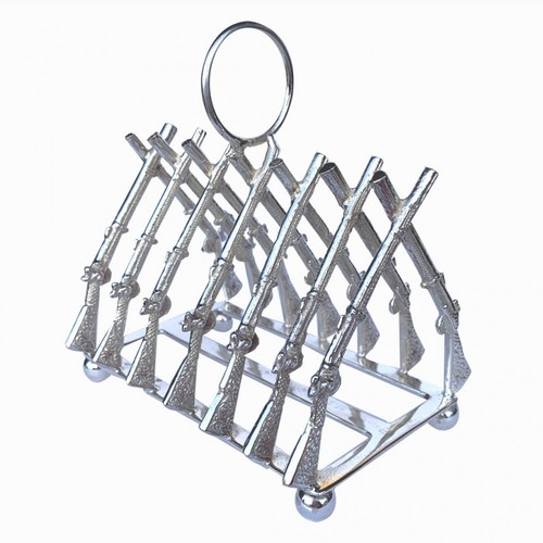 15 - A SILVER PLATE NOVELTY HUNTING THEMED TOASTRACK.
(19cm)

Condition: good