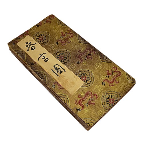 79 - A JAPANESE SHUNGA EROTICA BOOK ON CLOTH AND WOVE PAPER.
(length 18.5cm x w 9.5cm)
 
Condition: good