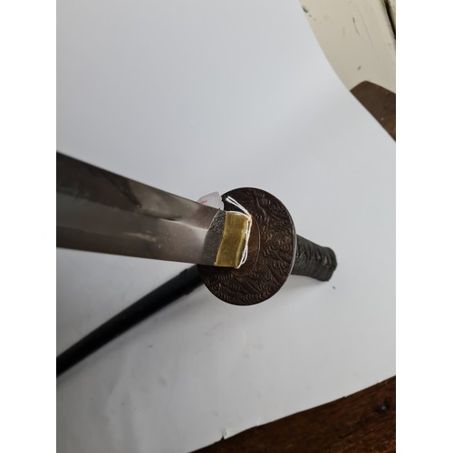 100 - A JAPANESE GUNTO SWORD
Bronze mounts, ebonised wood scabbard.
(length 96cm)

Condition: good, light ... 
