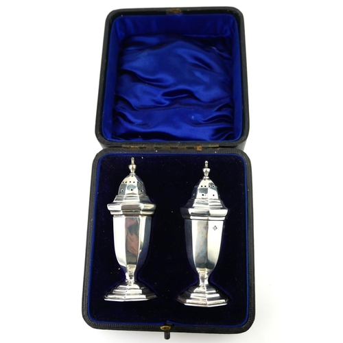 10 - A PAIR OF EDWARDIAN SILVER PEPPERETTES
Classical urn form with facets, pierced lid and facets to bod... 
