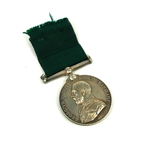 17 - A KING GEORGE V SILVER LONG SERVICE AND GOOD CONDUCT MEDAL.
Volunteer Forces to 2nd Lieutenant E. Le... 