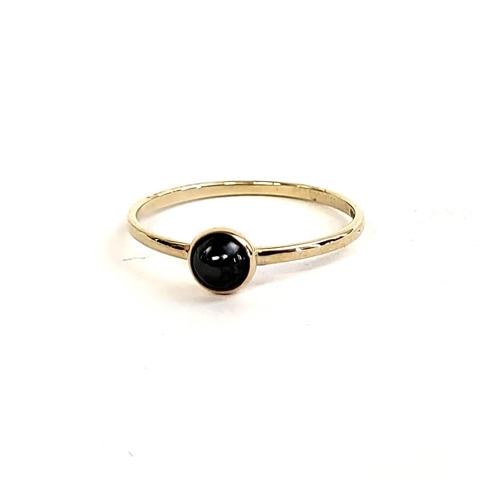 36 - A VINTAGE 9CT GOLD AND SOLITAIRE HEMATITE RING
Having a single cabochon cut stone.
(approx weighs 1g... 