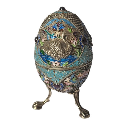 55 - A LATE 19TH/EARLY 20TH CENTURY IMPERIAL RUSSIAN GILDED SILVER CLOISONNÉ ENAMELLED EGG FORM BONBONNIE... 