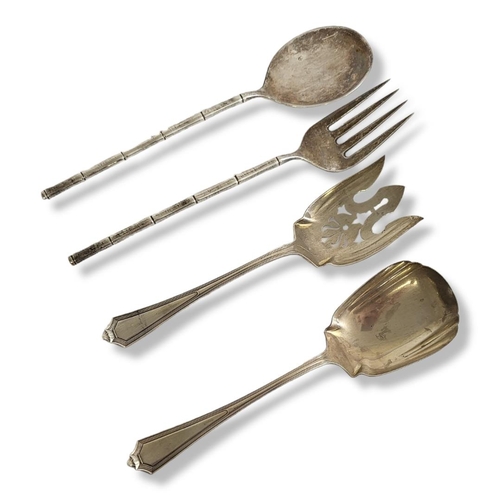 29 - A PAIR OF EARLY 20TH CENTURY STERLING SILVER SALAD SERVERS
Having pierced decoration to fork, togeth... 