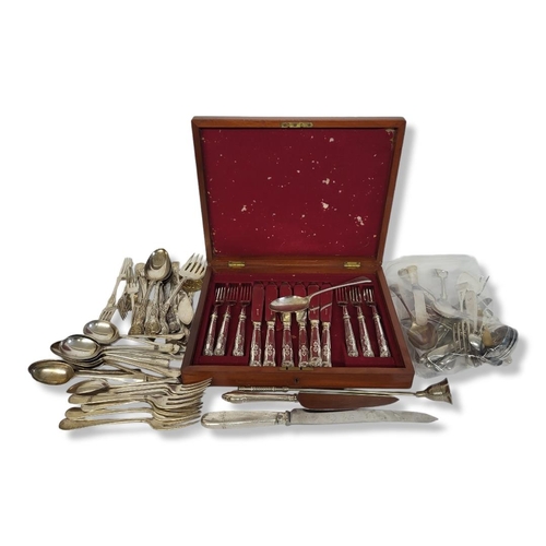 30 - A SET OF EARLY 20TH CENTURY SILVER PLATED 'QUEENS PATTERN' CUTLERY
Comprising a boxed set of six fis... 