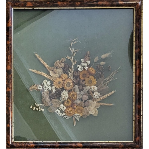 529 - AN EARLY 20TH CENTURY ARRANGEMENT OF ENGLISH DRY SUMMER HARVEST WILD FLOWERS
Vibrant colours, gilt f... 