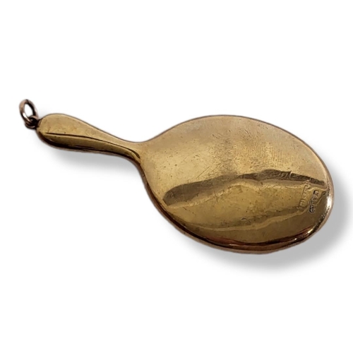 57 - AN EARLY 20TH CENTURY 9ct GOLD HAND MIRROR PENDANT
Plain form with oval glass panel.
(approx 7cm)