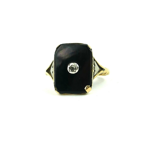 210 - AN EARLY 20TH CENTURY 18CT GOLD, DIAMOND AND ONYX RING
The single round cut diamond in black onyx se... 