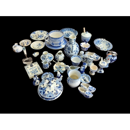 358 - A MIXED COLLECTION OF MID 20TH CENTURY DUTCH DELFT POTTERY NOVELTY ITEMS
To include various jugs, di... 