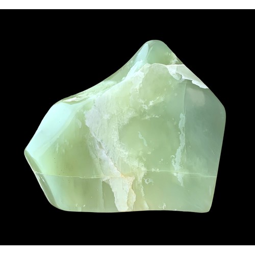 107 - A NEW JADE FREEFORM
1.8kg
(h 17.5cm x w 16cm x d 6cm)