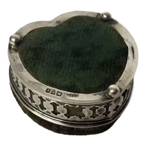 186 - AN EDWARDIAN SILVER PIN HEART FORM CUSHION/TRINKET BOX
With a pierced gallery with green velvet cush... 