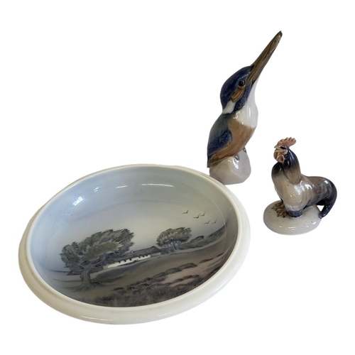 335 - ROYAL COPENHAGEN, AN EARLY 20TH CENTURY PORCELAIN MODEL, AN EXOTIC KINGFISHER 
Painted no: 2257, a R... 