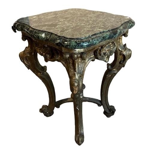 560 - AN EARLY 19TH CENTURY GILTWOOD OCCASIONAL TABLE
The later green marble top on cabriole legs with scr... 