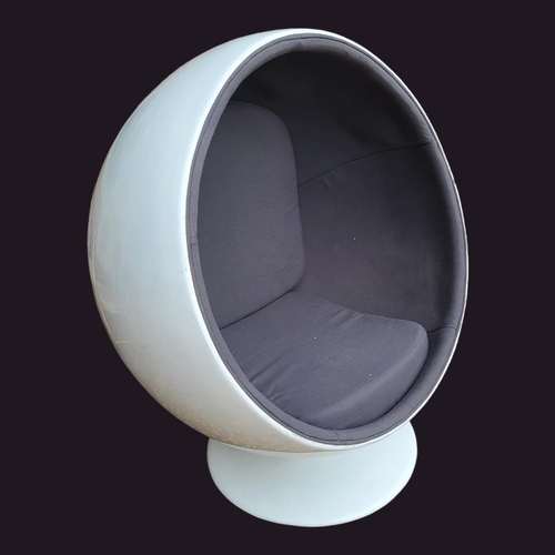 564 - A 20TH CENTURY WHITE FIBREGLASS BALL GLOBE CHAIR 
Inspired by Eero Aarnio Mid Century design, 360 de... 