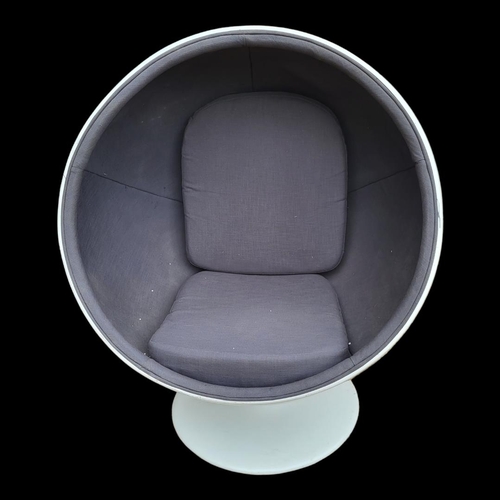 564 - A 20TH CENTURY WHITE FIBREGLASS BALL GLOBE CHAIR 
Inspired by Eero Aarnio Mid Century design, 360 de... 