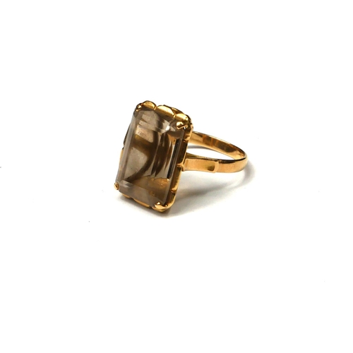 258 - A VINTAGE CONTINENTAL YELLOW METAL AND QUARTZ RING
The single rectangular faceted stone on a pierced... 