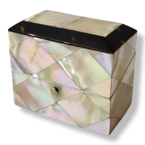 305 - A SMALL EARLY 20TH CENTURY POST EDWARDIAN MOTHER OF PEARL AND TORTOISESHELL LADIES' PERFUME CASKET, ... 