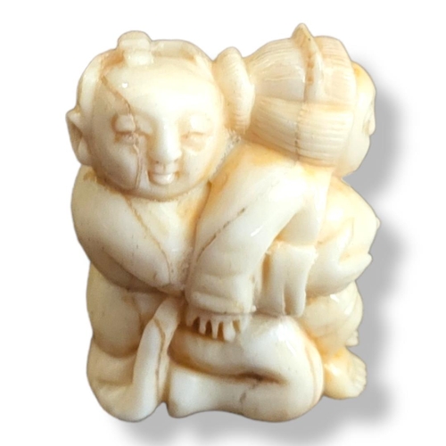 361A - A CHINESE EROTIC BONE CARVING, SIGNED.
(4cm)
 
Condition: good