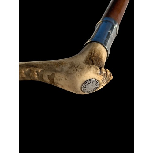 159b - AN EARLY 20TH CENTURY SILVER MOUNTED RIDING CROP WITH ANTLER HANDLE.
The collar inscribed ALINE.
(l ... 