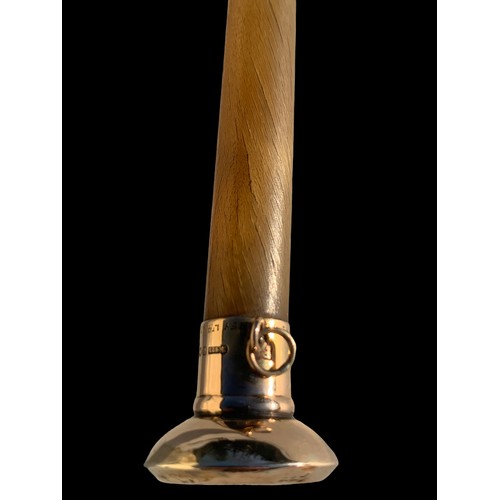 159a - AN EARLY 20TH CENTURY RHINO HORN GOLD MOUNTED RIDING CROP.
15ct gold. By Swaine & Adeney Ltd London.... 