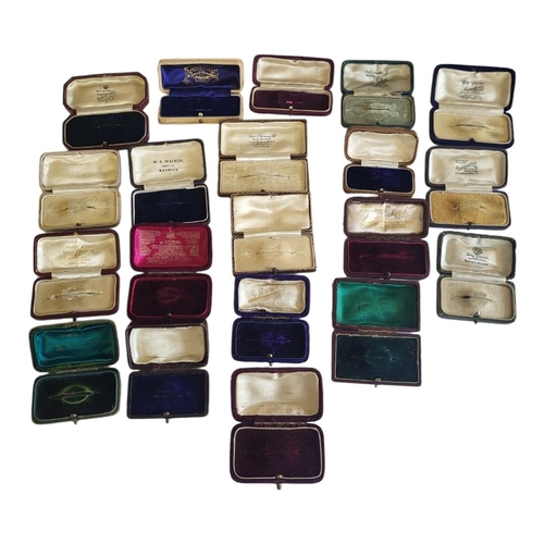 84 - A COLLECTION OF TWENTY LATE 19TH/EARLY 20TH CENTURY VELVET LINED JEWELLERY BOXES
To include Lavine a... 