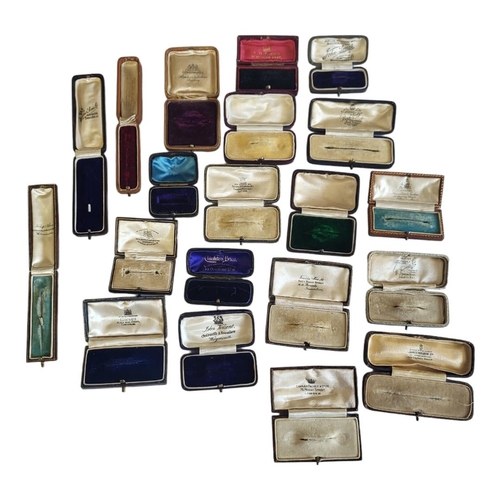 86 - A COLLECTION OF TWENTY LATE 19TH/EARLY 20TH CENTURY VELVET LINED JEWELLERY BOXES
To include three st... 