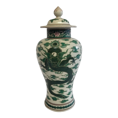 52 - AN ANTIQUE 19TH CENTURY CHINESE FAMILLE VERTE DOUBLE DRAGON MEIPING SHAPE BALUSTER VASE AND COVER 
M... 