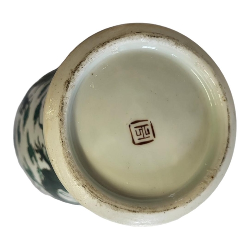 52 - AN ANTIQUE 19TH CENTURY CHINESE FAMILLE VERTE DOUBLE DRAGON MEIPING SHAPE BALUSTER VASE AND COVER 
M... 