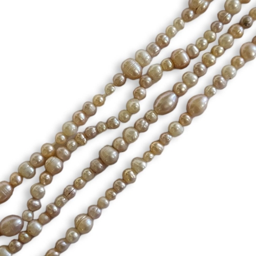 158 - A VINTAGE PEARL NECKLACE
The single strand of pink and cream coloured pearls.
(approx 65cm)

Conditi... 