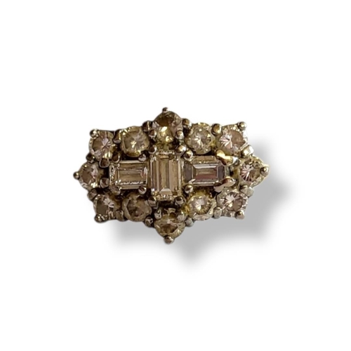 185A - AN 18CT GOLD AND DIAMOND CLUSTER RING
Having an arrangement of baguette and round cut diamonds.
(siz... 