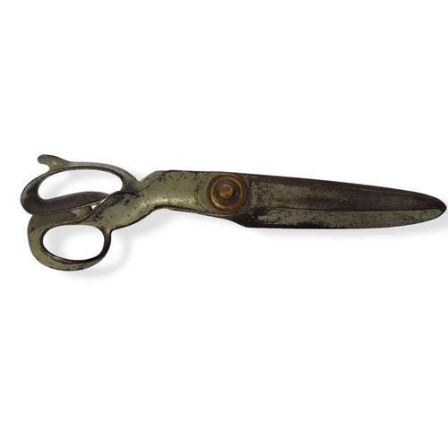 304 - HEINISCH, NEWARK, AMERICA, A PAIR OF ANTIQUE LIGHT INDUSTRIAL RIGHT HANDED STEEL SHEARS.
(39cm)

Con... 