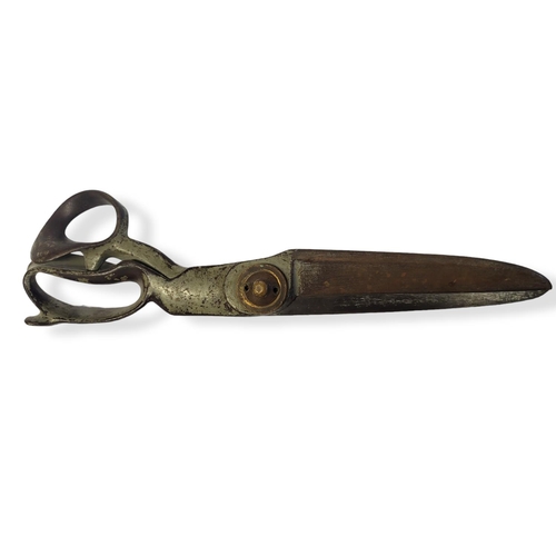 304 - HEINISCH, NEWARK, AMERICA, A PAIR OF ANTIQUE LIGHT INDUSTRIAL RIGHT HANDED STEEL SHEARS.
(39cm)

Con... 