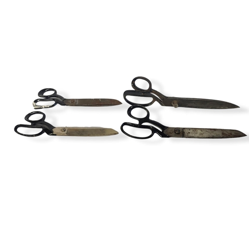 305 - FOUR PAIRS OF VINTAGE LIGHT INDUSTRIAL SCISSORS
Various makes.
(longest 33cm)

Condition: good overa... 