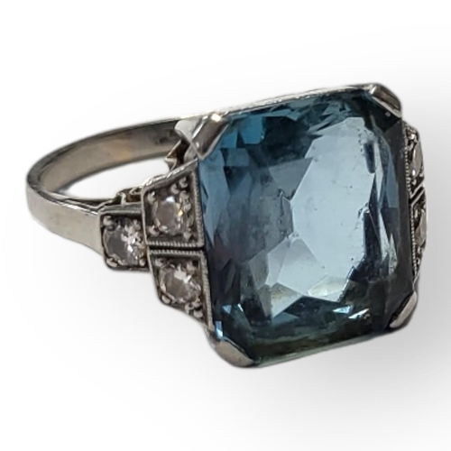 101 - A PLATINUM, AQUAMARINE AND DIAMOND RING
The single rectangular faceted cut stone flanked by round cu... 