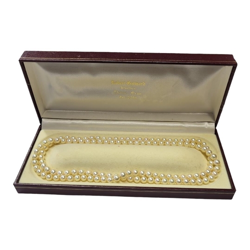 78 - A VINTAGE CULTURED PEARL NECKLACE
Continuous row of pearls, in a fitted velvet lined box.
(approx 40... 