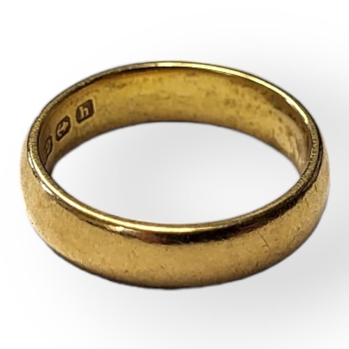 83 - AN EARLY 20TH CENTURY 22CT GOLD WEDDING BAND
Heavy gauge band of plain form.
(size N/O)

Condition: ... 