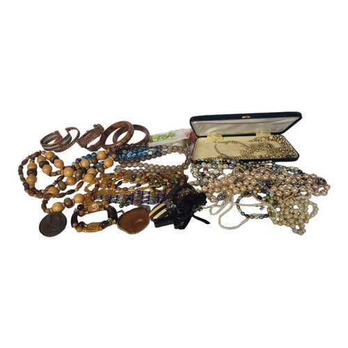 194 - A COLLECTION OF VINTAGE COSTUME JEWELLERY
To include faux pearl necklaces and bracelets and a collec... 