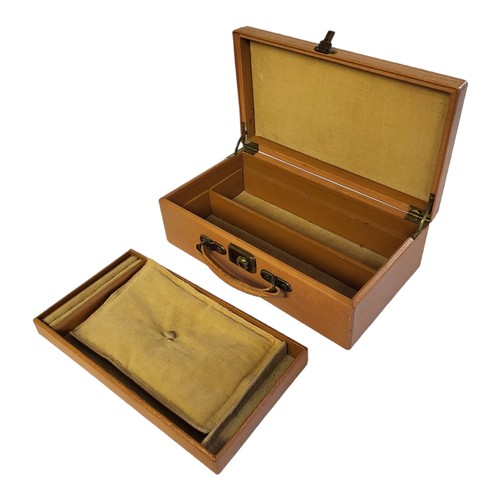 205 - A VINTAGE LEATHER RECTANGULAR JEWELLERY CARRY CASE
Applied with carry handle, brass lock and fitted ... 