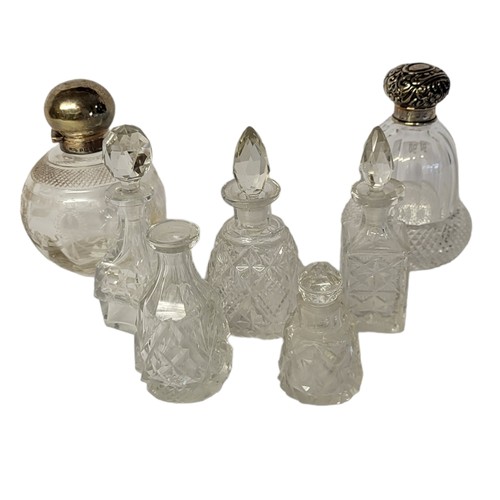 98 - AN EARLY 20TH CENTURY SILVER MOUNTED SCENT BOTTLE AND STOPPER
Stamped 1921, a late Victorian cut cry... 