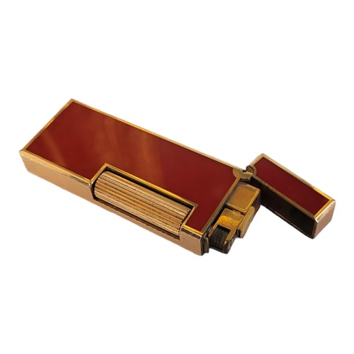 59 - DUNHILL, A VINTAGE GOLD PLATE AND RED LACQUER CIGARETTE LIGHTER
Rectangular form with flip lid, mark... 