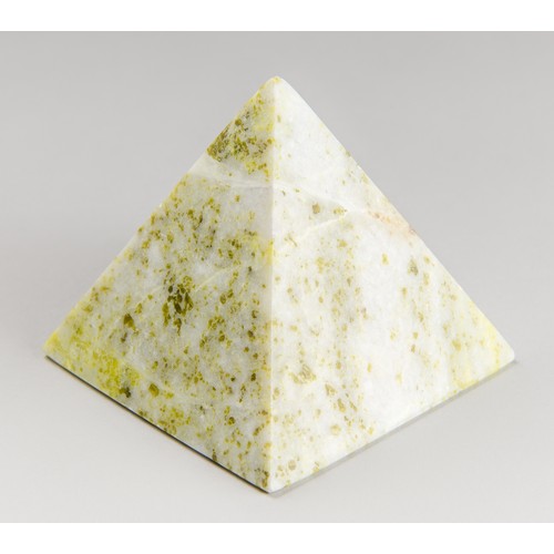 1024 - A SERPENTINE GEMSTONE PYRAMID.
(h 7.5cm x w 7.5cm x d 47.5cm)