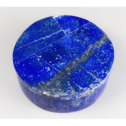 1028 - A LAPIS LAZULI CIRCULAR BOX WITH LID.
(h 6cm x w 16.5cm x d 16.5cm)