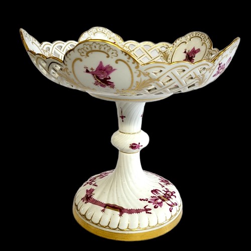 49 - MEISSEN, A MID 20TH CENTURY COURT DRAGON IN PURPLE CAMAIEU GLAZES IN KAKIEMON STYLE PEDESTAL TAZZA
M... 