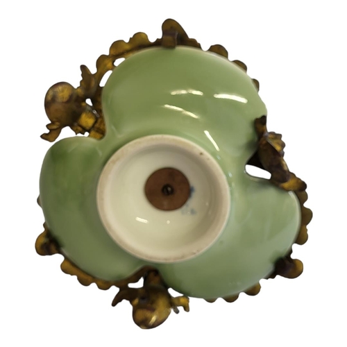 130 - AN ANTIQUE CHINESE EXPORT QING DYNASTY GUANGXU PERIOD, 1875 - 1908
In transitional Wucai manner, cel... 