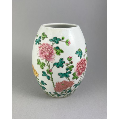 111 - A CHINESE FAMILLE ROSE OVOID PORCELAIN VASE
Hand painted decoration of flowers, birds and bats.
(app... 