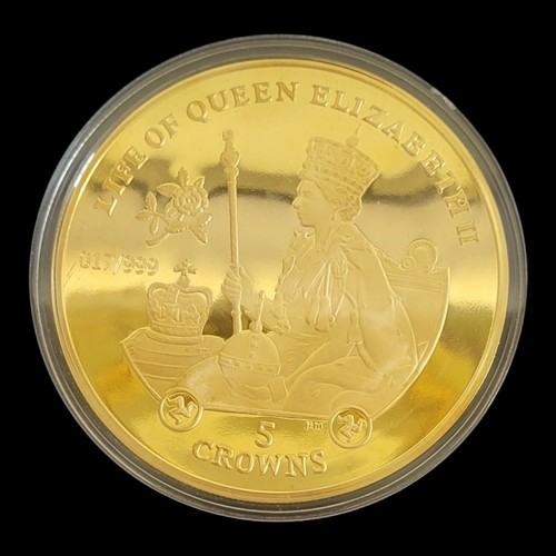 55 - A LARGE 24CT GOLD PLATED COMMEMORATIVE 5 CROWNS COIN, TITLED 'THE 2013 ENTHRONED CORONATION SUPER CR... 