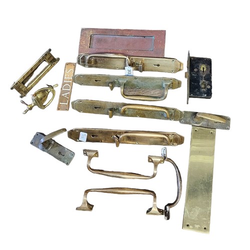 313 - A GOOD MIXED COLLECTION OF LATE VICTORIAN AND EDWARDIAN SOLID BRASS DOOR FURNITURE 
Comprising three... 