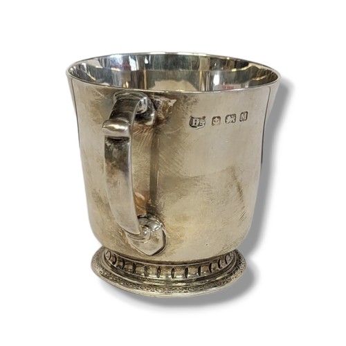 153 - AN EARLY 20TH CENTURY SILVER CHRISTENING MUG
Having a single handle and marked to base Bravingtons L... 