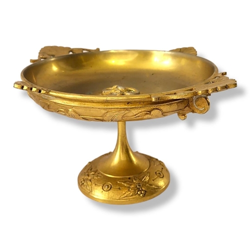 393 - A FINE 19TH CENTURY FRENCH LOUIS XVI STYLE NEOCLASSICAL GILDED BRONZE PEDESTAL TAZZA 
Applied with f... 