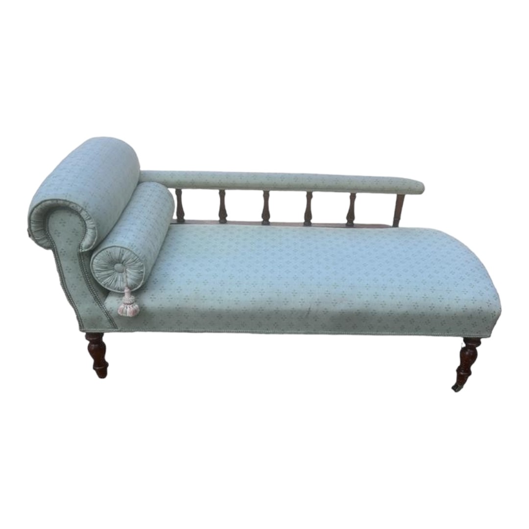 A VICTORIAN STYLE OAK SMALL CHAISE LOUNGE WINDOW SEAT With